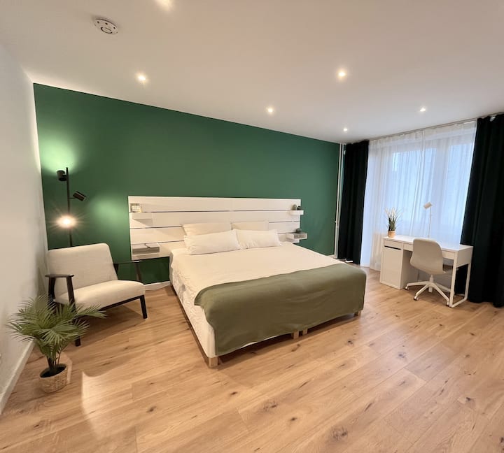 2 högkvalitativa enkelsängar med resårer, vardera 90x200 cm. De är utformade för att ge optimal sovkomfort.
Sängarna kan användas flexibelt i rummet och kan kombineras för att bilda en dubbelsäng 180 x 200 cm. 
1 spjälsäng 60 x 200.