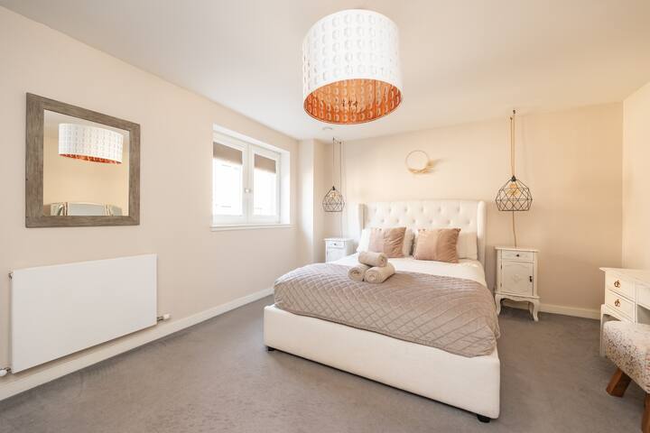 Gorgeous central 3 bed house free parking & garden gallery image 3