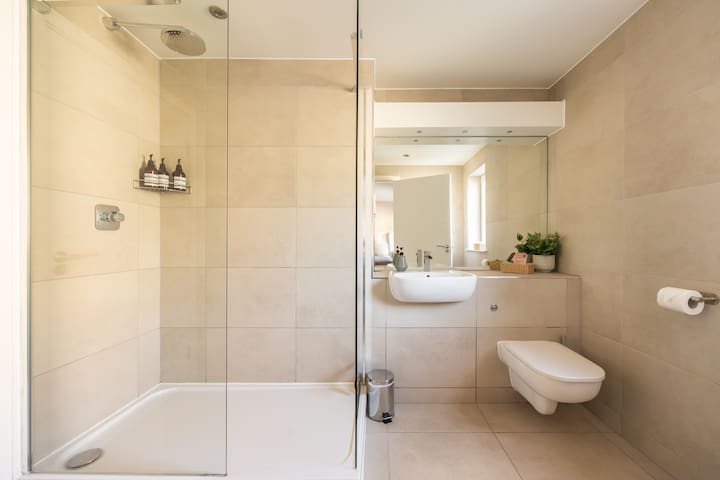 Gorgeous central 3 bed house free parking & garden gallery image 4