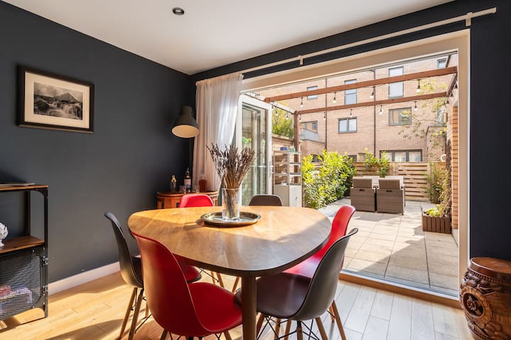 Gorgeous central 3 bed house free parking & garden