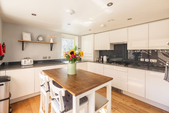 Gorgeous central 3 bed house free parking & garden gallery image 2