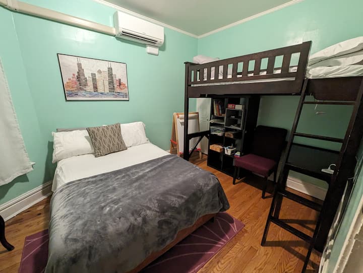 Tuna kitanda cha ukubwa kamili katikati ya chumba na kitanda pacha chenye roshani.  Eneo dogo la kazi liko chini ya roshani, pamoja na mkusanyiko wa vitabu, michezo, na vifaa vya sanaa vinavyolenga watoto.  AC na joto linaloweza kudhibitiwa na mtu binafsi pia liko katika chumba hiki.