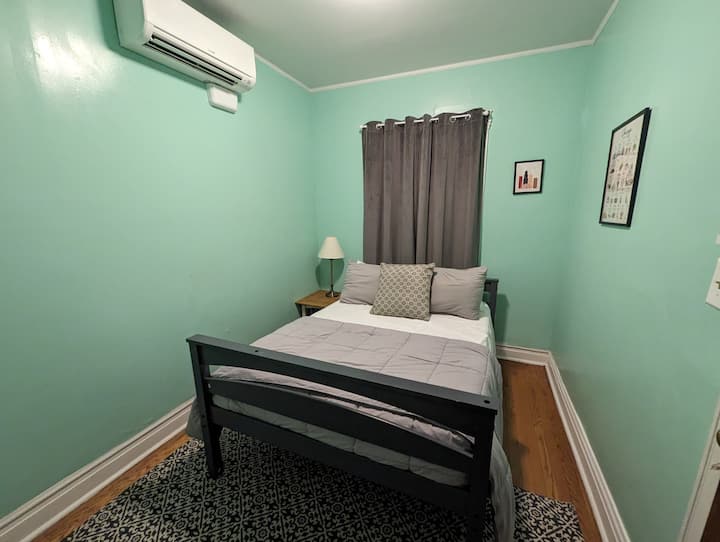 Chumba hiki cha kulala kina kitanda mara mbili (kamili).  Pia ina mapazia ya kuweka giza kwenye chumba, kichwa chake cha joto/AC, na kabati kubwa la kutosha kwa ajili ya kifurushi na mchezo au kwa ajili ya kuhifadhi nguo.