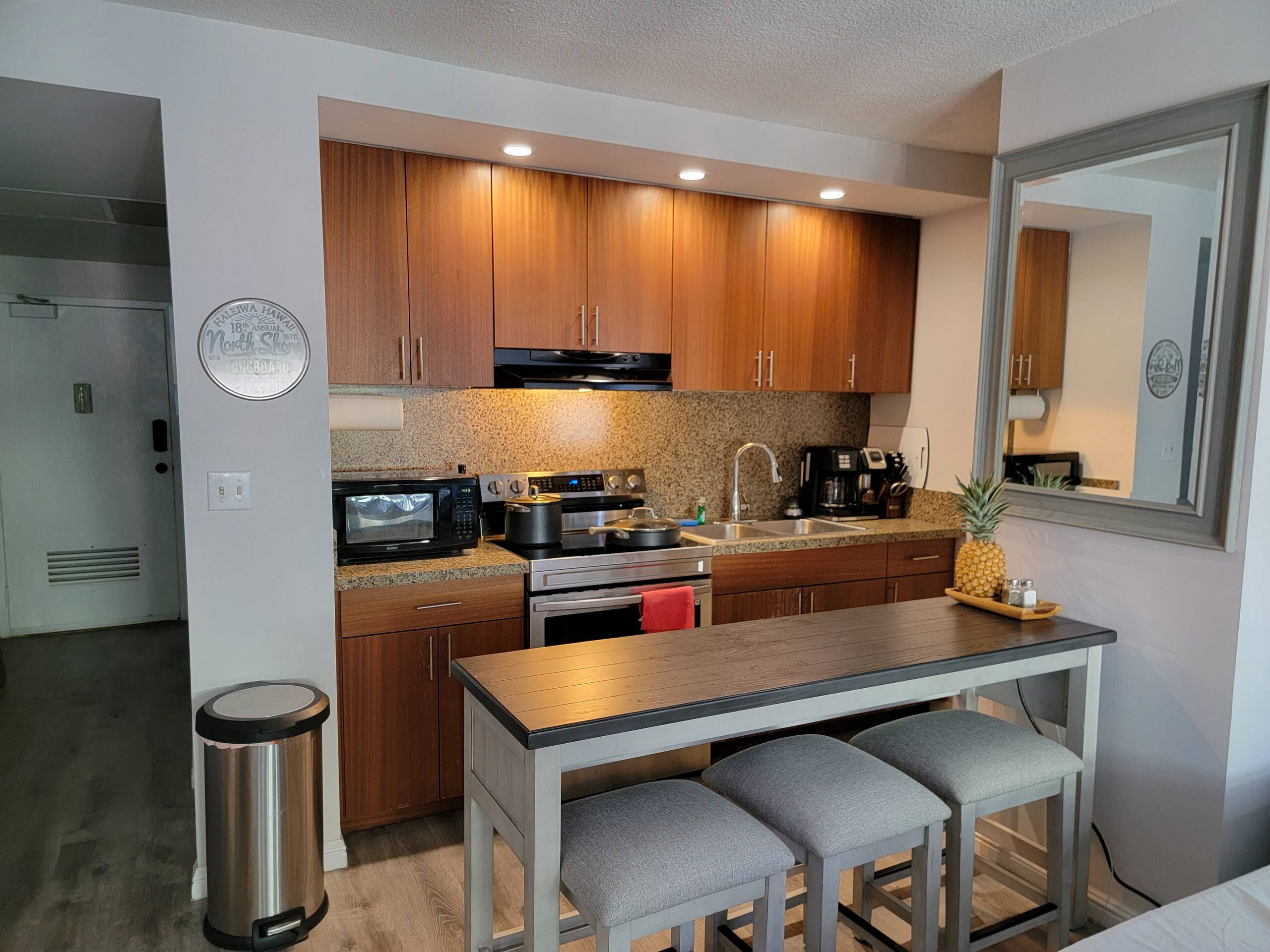 King Bed Luxury Beach Studio Heart of Waikiki - Image 23