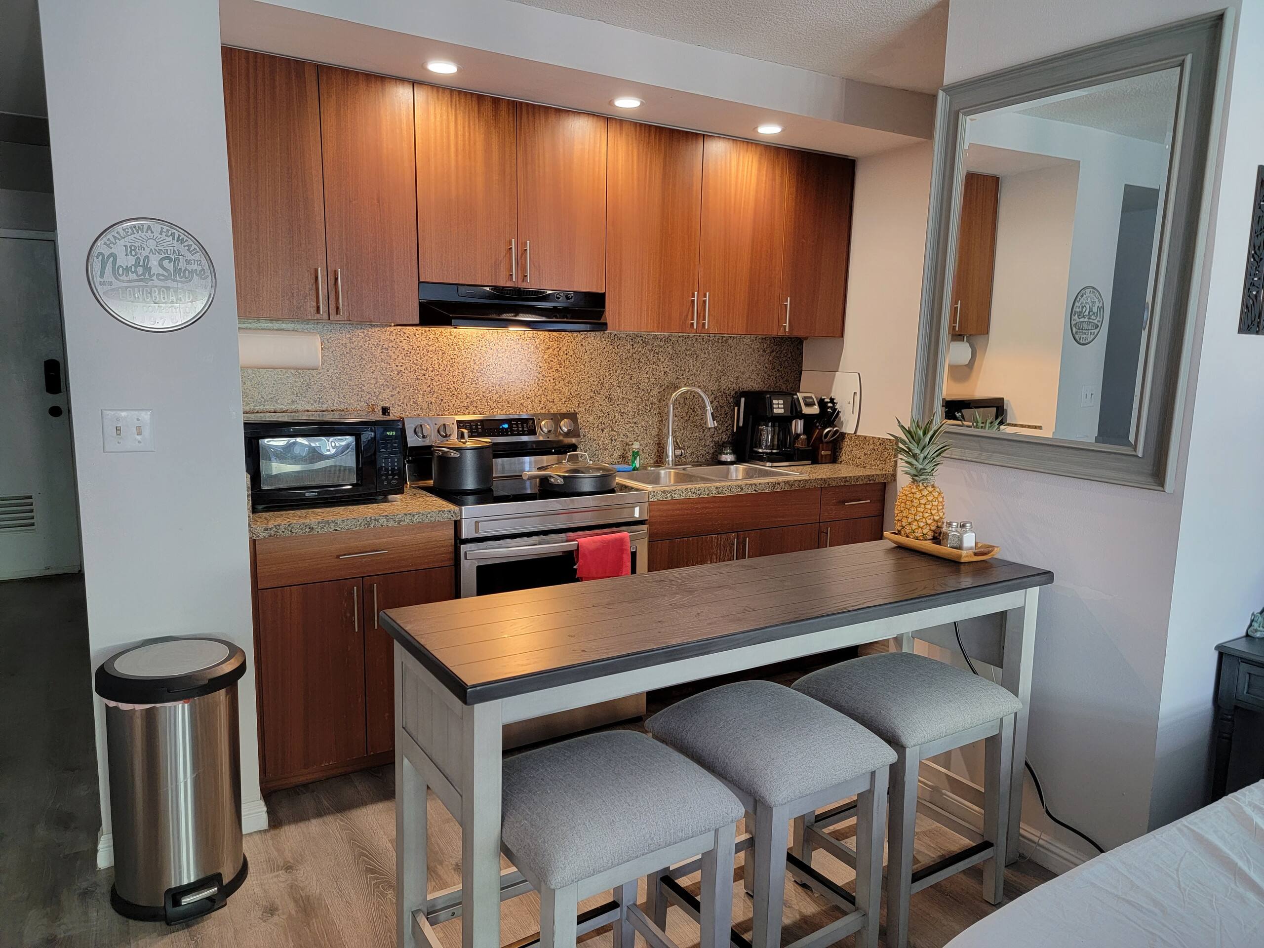 King Bed Luxury Beach Studio Heart of Waikiki - Image 22