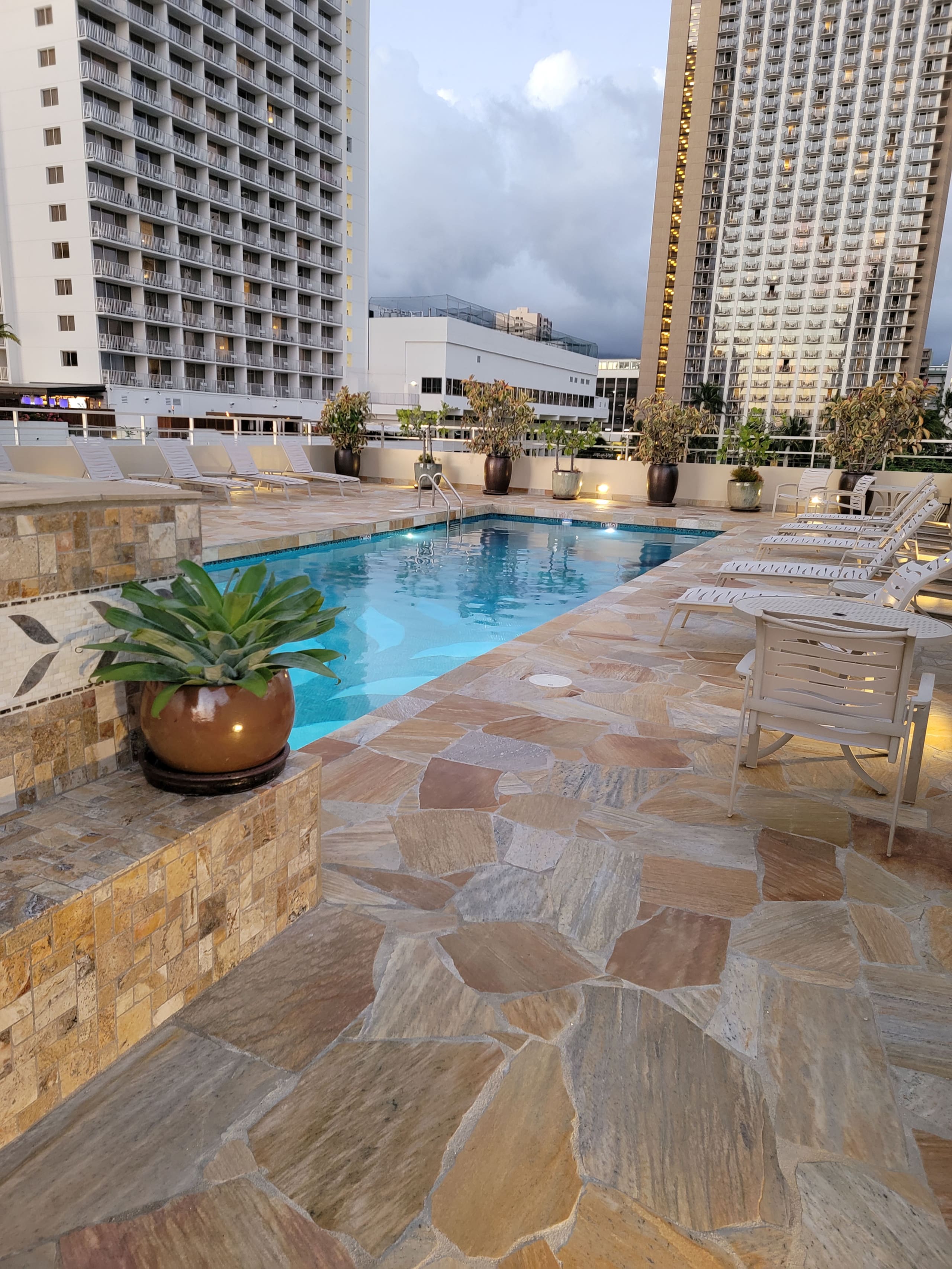 King Bed Luxury Beach Studio Heart of Waikiki - Image 49