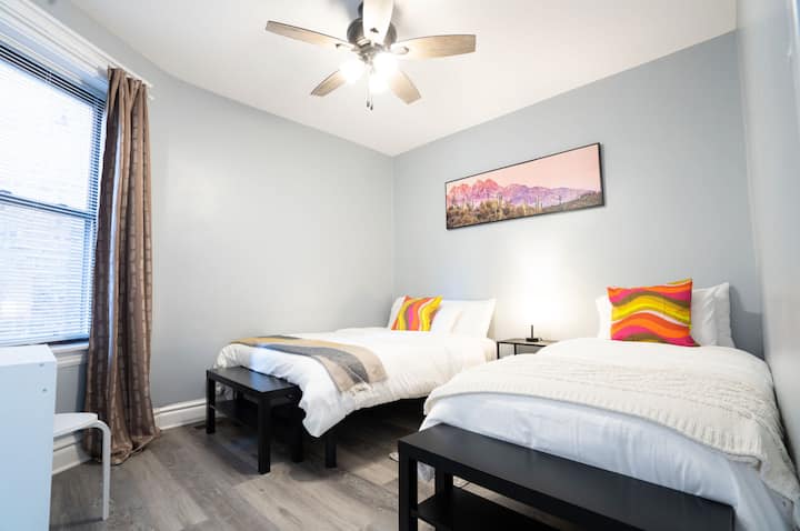 Dieses gemütliche Schlafzimmer verfügt über ein Doppelbett und ein großes Bett, ideal für flexible Schlafgelegenheiten. Zusätzliche Decken sorgen für zusätzlichen Komfort, während Verdunkelungsvorhänge durch das Blockieren von Licht für einen erholsamen Schlaf sorgen.