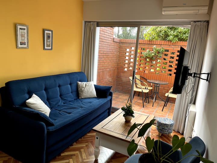 لا شيء أفضل من كرسي غرفة المعيشة للاسترخاء بعد المشي كثيرًا للتعرف على المدينة أو في نهاية يوم العمل.  
إذا كنت قادمًا مع أطفال، فهذا هو المكان المثالي لهم للعب في متناول يدك أثناء الطهي أو على الطاولة.