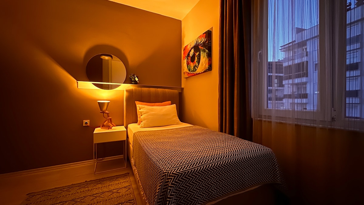 Tunakuletea chumba chetu cha kulala cha tatu kinachovutia, chenye kitanda kimoja chenye starehe kwa ajili ya kulala usiku kwa utulivu. Kubali mapumziko yenye utulivu, ambapo starehe hukidhi urahisi. Sehemu yako bora kwa ajili ya likizo yenye utulivu inakusubiri."