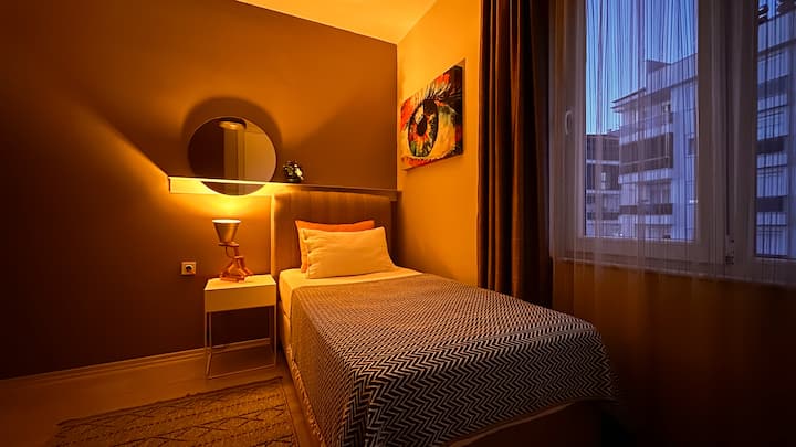 Presentamos nuestro acogedor tercer dormitorio, con una acogedora cama individual para una noche de sueño tranquilo. Disfruta de un refugio tranquilo, donde la comodidad se encuentra con la simplicidad. Te espera tu espacio ideal para una escapada de descanso ”.