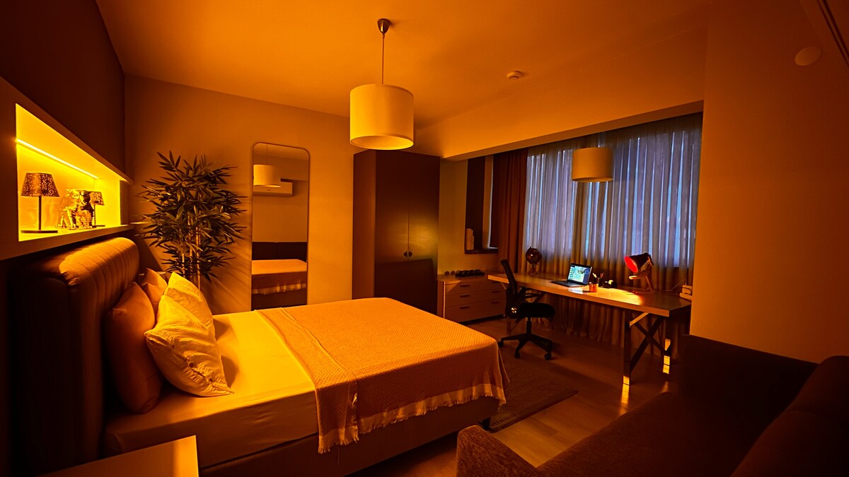 Chunguza hifadhi yetu ya jiji usiku ukiwa na kitanda cha ukubwa wa malkia, mwangaza wa kifahari wa mazingira na kiyoyozi cha kutuliza. Jitumbukize katika mchanganyiko kamili wa starehe na msukumo kwa ajili ya mapumziko ya jioni ya kupendeza.