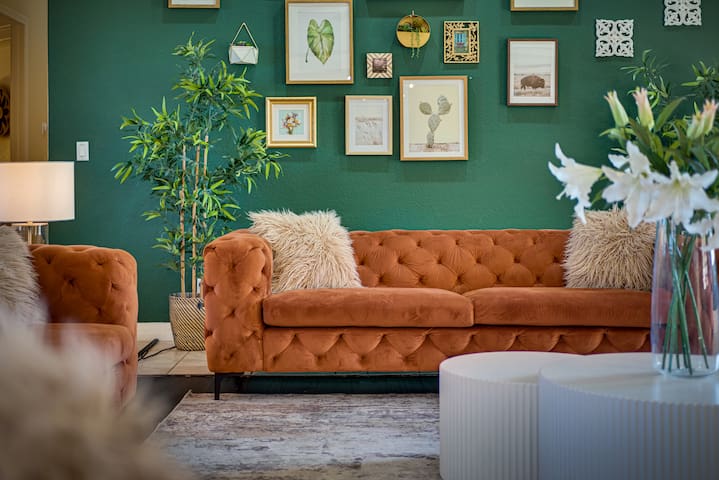 LUX 6BR/4BA Villa w/Heated Pool+Spa, 5min to Strip