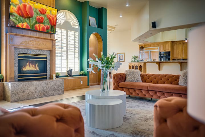 LUX 6BR/4BA Villa w/Heated Pool+Spa, 5min to Strip gallery image 3