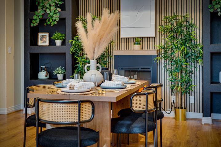 LUX 6BR/4BA Villa w/Heated Pool+Spa, 5min to Strip gallery image 2