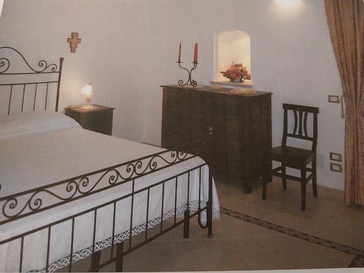 Дуплиот кревет, направен од ковано железо, направен од локални занаетчии.