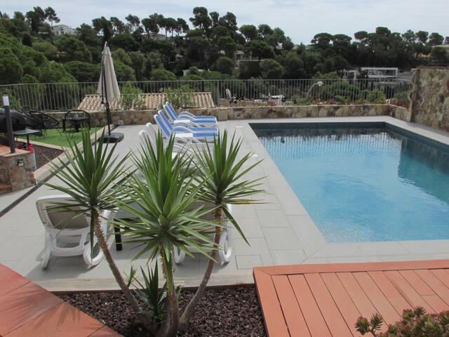 5 Bedroom 3 Bath 6 bed house sleep 10 Tossa de Mar gallery image 2