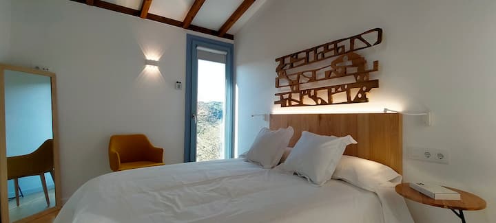 Los dos dormitorios con cama de 150cm y baño completo en la habitación. Y vistas a la ladera de la provincia de Lugo.