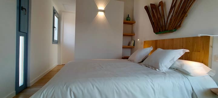 Cama de matrimonio de 150cm. Con vistas a la ladera de la provincia de Lugo.