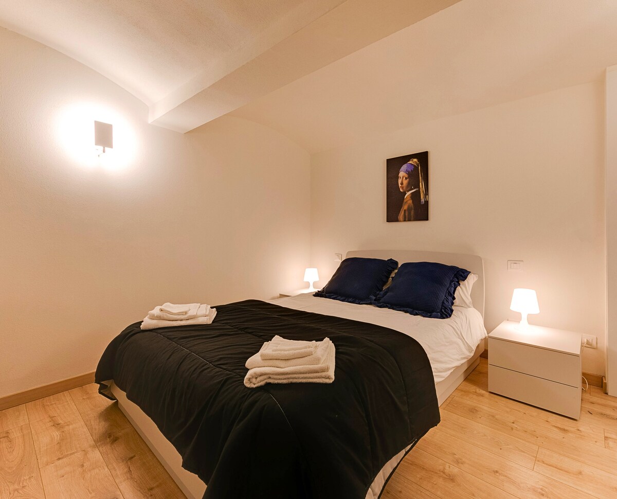 双人卧室，配有舒适的衣柜和智能电视。