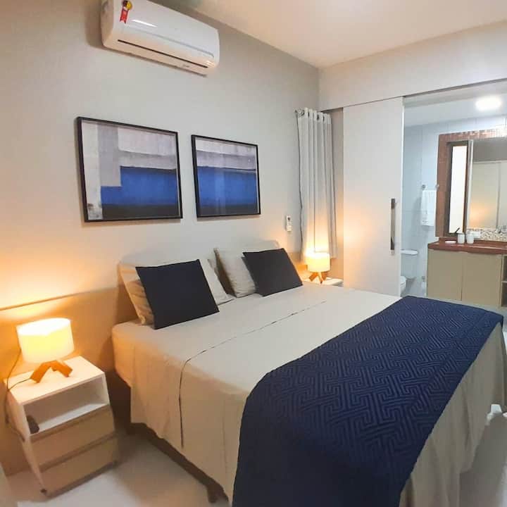 ห้องมาสเตอร์สวีทของเราพร้อมเตียงควีนไซส์ ห้องน้ำขนาดใหญ่ของห้องสวีทมีกล่องอ่างล้างหน้าพร้อมตู้และกระจกความสะดวกสบายและการใช้งานจริง