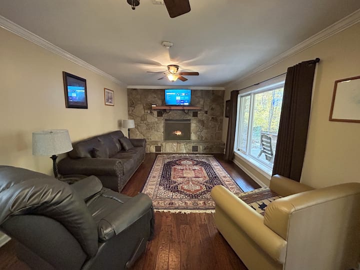 Kabinë e bollshme për muajin e mjaltit me një dhomë gjumi me një divan tërheqës në përrua