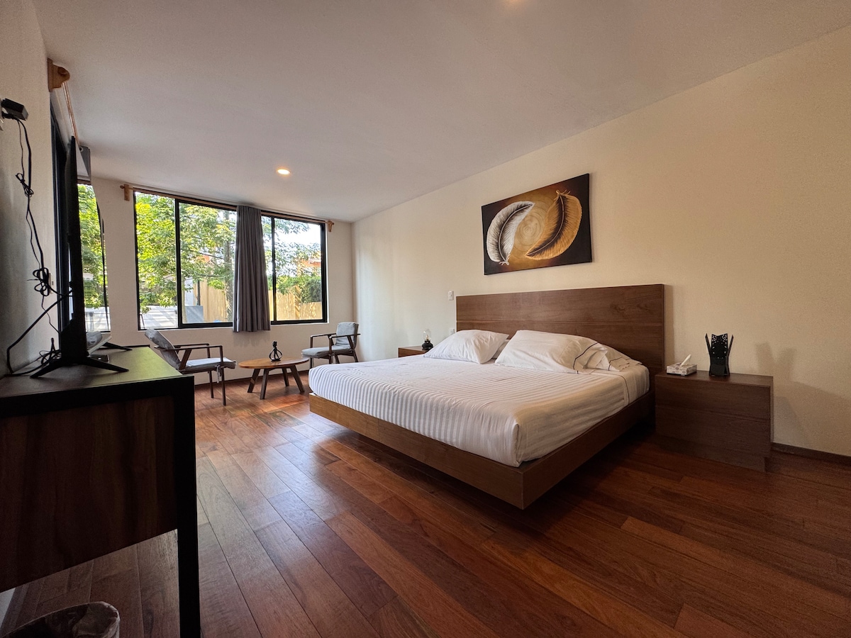 La splendida sala principale offre un comodo letto matrimoniale grande, con una zona per riposare e una TV.