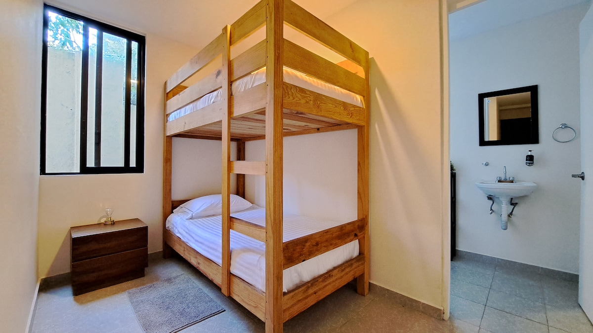 Questa camera con letto a castello è ideale per bambini o amici.