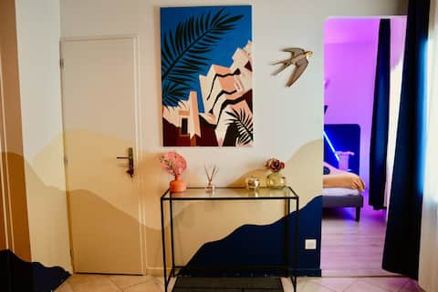 Popular Airbnb listing: Roma Reva: design, home cinema, parking, clim in Nîmes