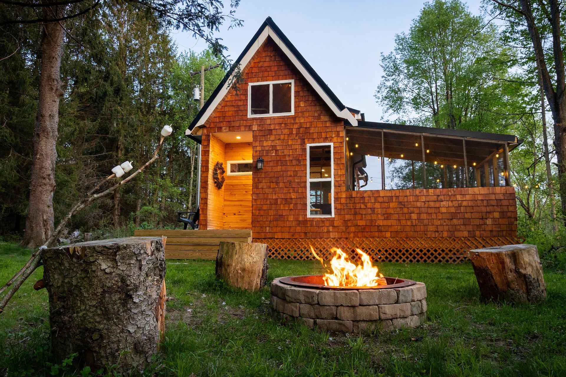 Hot tub under the stars at cozy cabin in the FLX