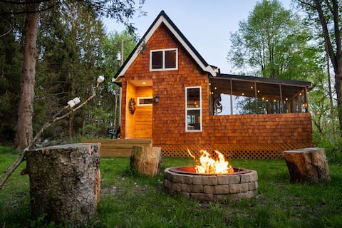 Hot tub under the stars at cozy cabin in the FLX
