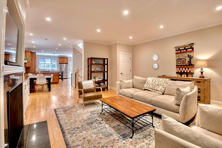 Beautiful 4 BR Family Home near Wrigley gallery image 5