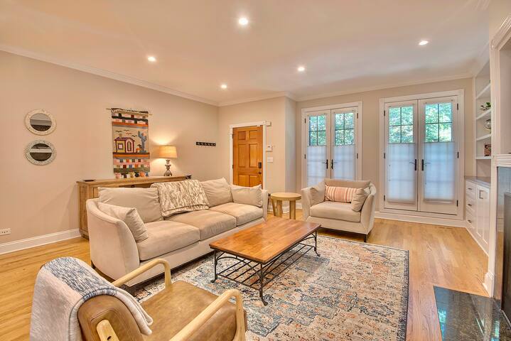 Beautiful 4 BR Family Home near Wrigley gallery image 3