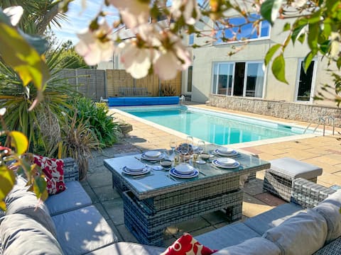 East Creek + beach side + pool, dog Ringstead Bay