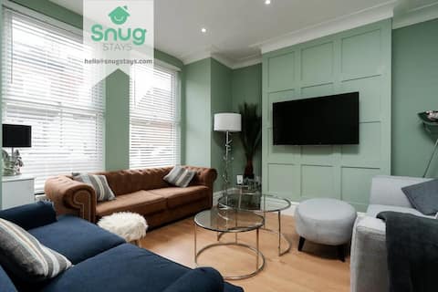 Top performing Airbnb: Stylish 4BR Home | Sleeps 9 | 2 Baths + Parking in Kensington And Fairfield