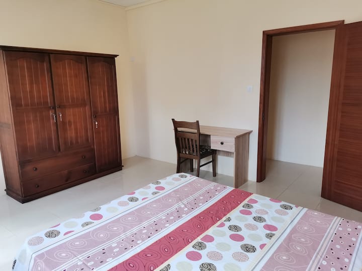 Esta es una habitación grande con una cama grande
