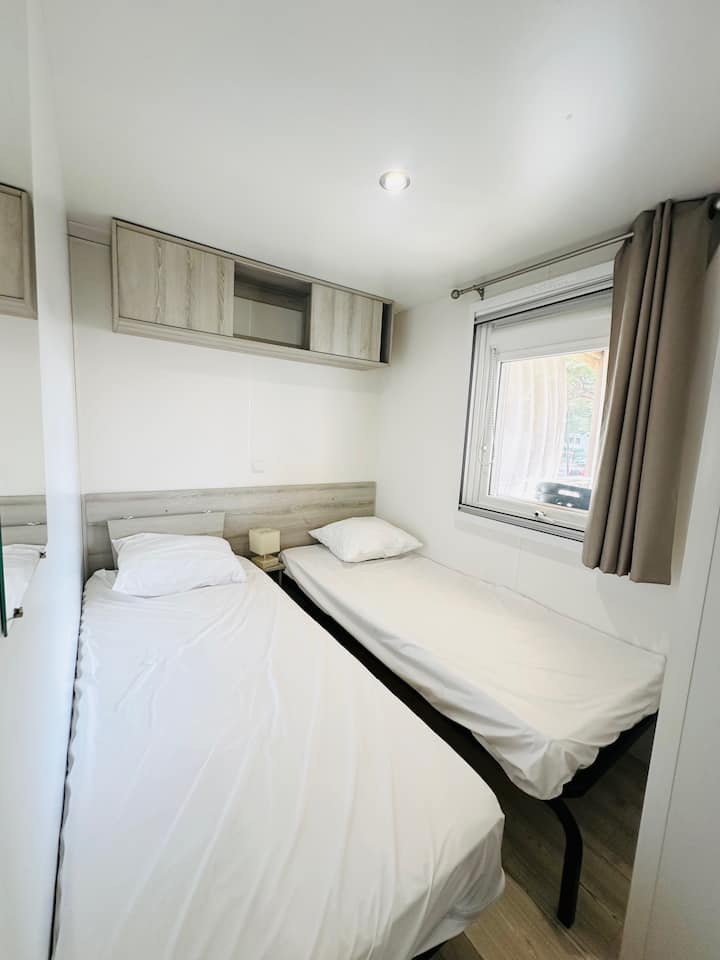 Chambre twin avec placard rangement et un espace modulable pour poser un ordinateur ou avoir une petite table près d'un lit