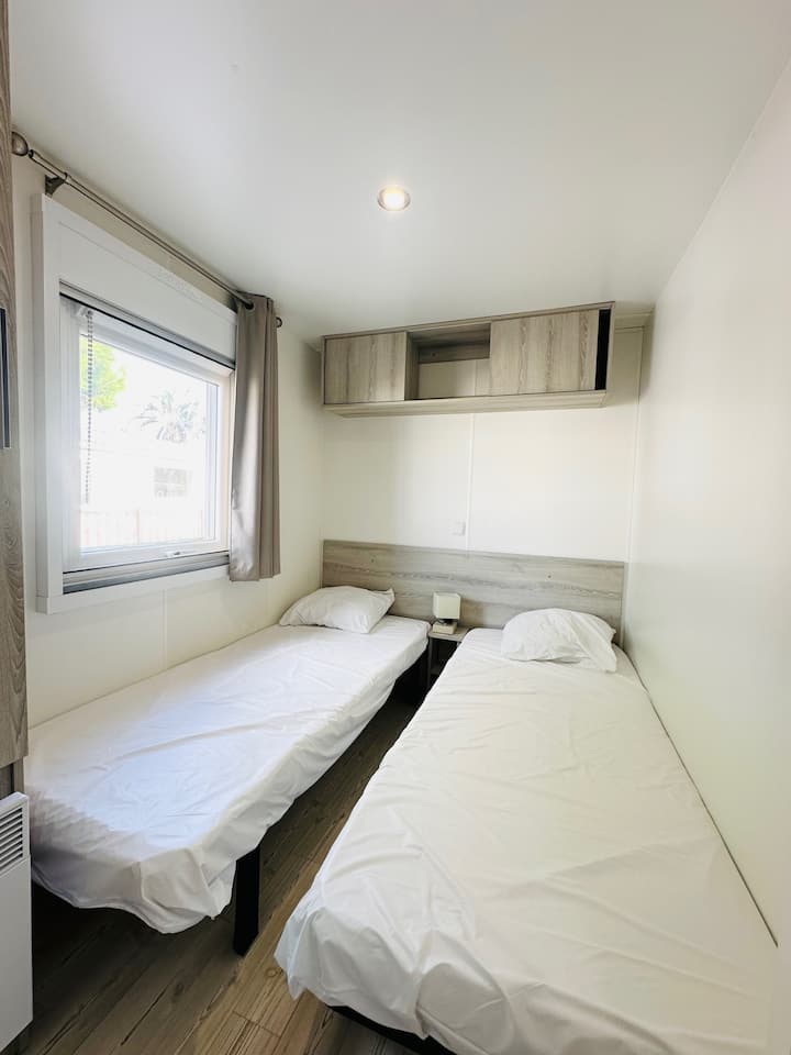 Chambre twin 2, avec placard et rangements 