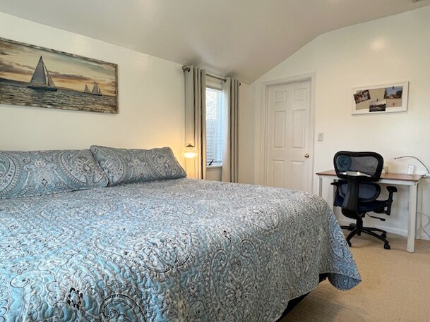 Hlavná spálňa s manželskou posteľou King a veľkým šatníkom