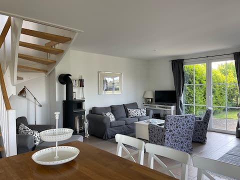 Successful Airbnb property: Fantastic thatched cottage on the cliff in Glowe