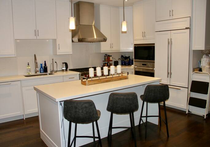 Toronto Midtown: Chic Family Home gallery image 3