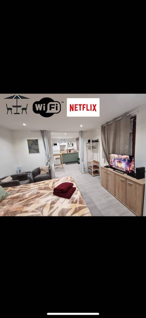 Cozy cottage with small garden and Netflix