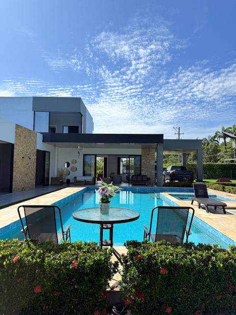 La Bonita | Private Paradise Sun Pool and Jacuzzi