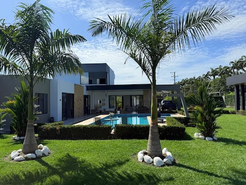 La Bonita | Private Paradise Sun Pool and Jacuzzi