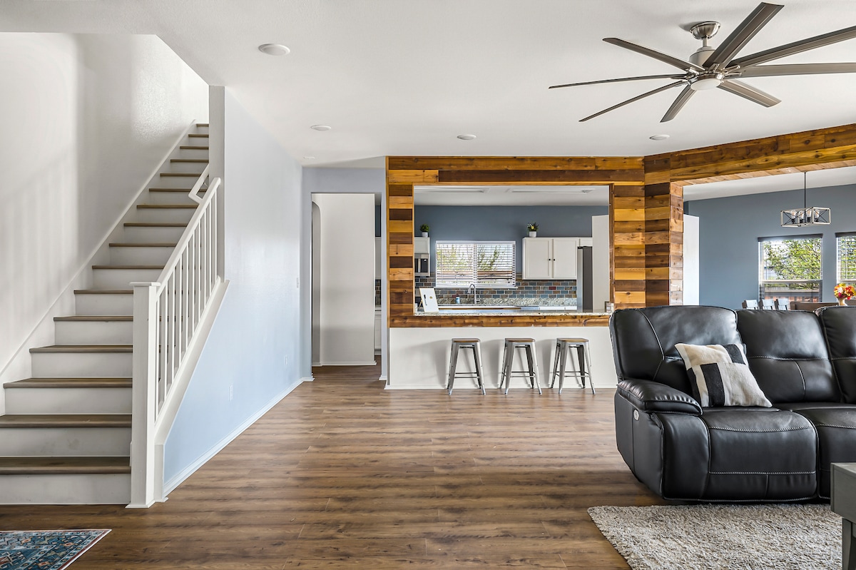 Top performing Airbnb: 9 Bed ~ Hot Tub ~ Luxury Suite ~ Huge Patio Deck in Pflugerville