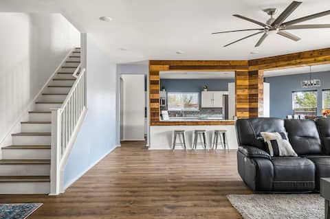 Top performing Airbnb: 9 Bed ~ Hot Tub ~ Luxury Suite ~ Huge Patio Deck in Pflugerville