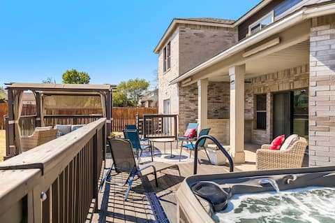 9 Bed ~ Hot Tub ~ Luxury Suite ~ Huge Patio Deck