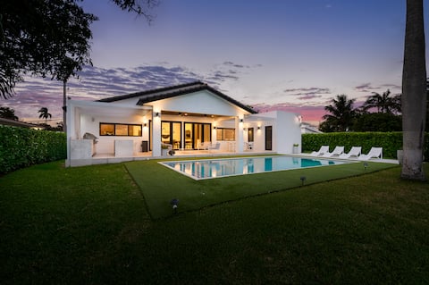 Modern Ultra Luxury Waterfront Pad Near the Beach