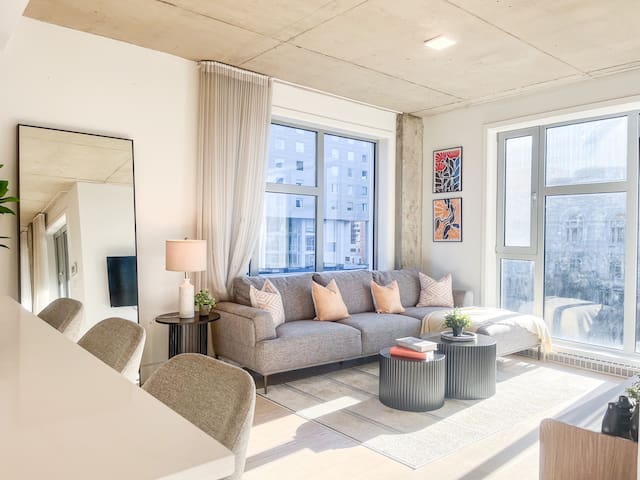 Luxurious 2BR Penthouse – Downtown Montreal