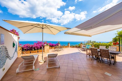 Seaview villa with garden terrace and parking spot