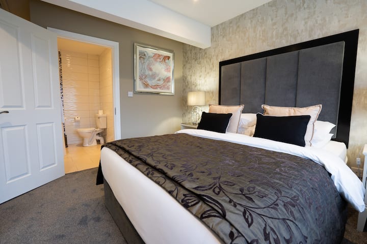 Double bed with en suite